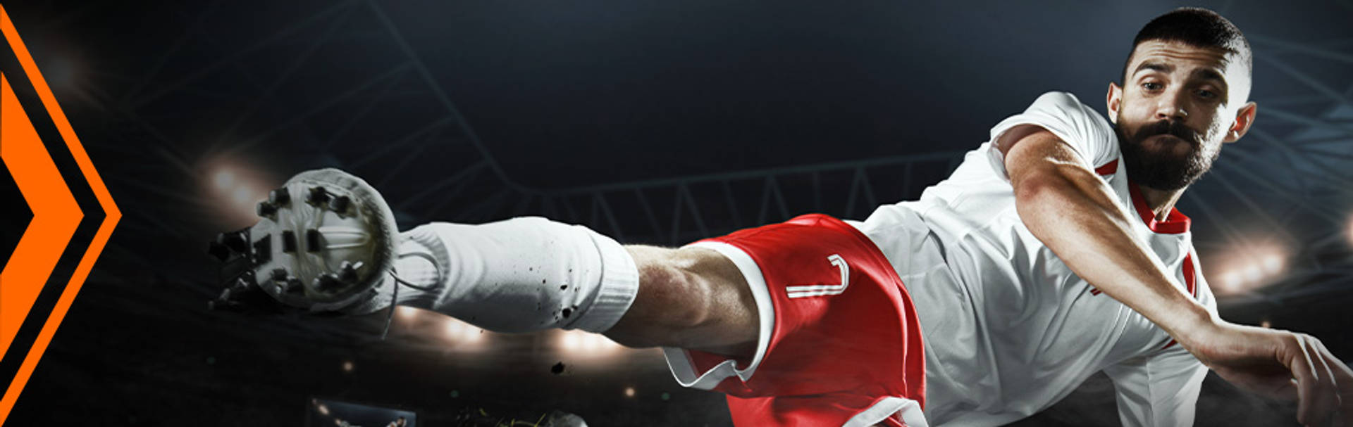 Voetballer in actie tijdens een wedstrijd.