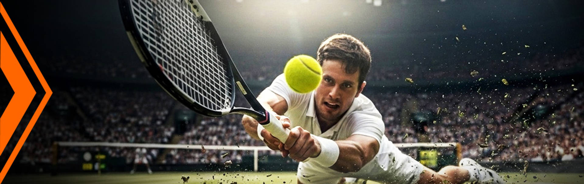 Actiebeeld van een tennisser op een grasbaan in een vol stadion.