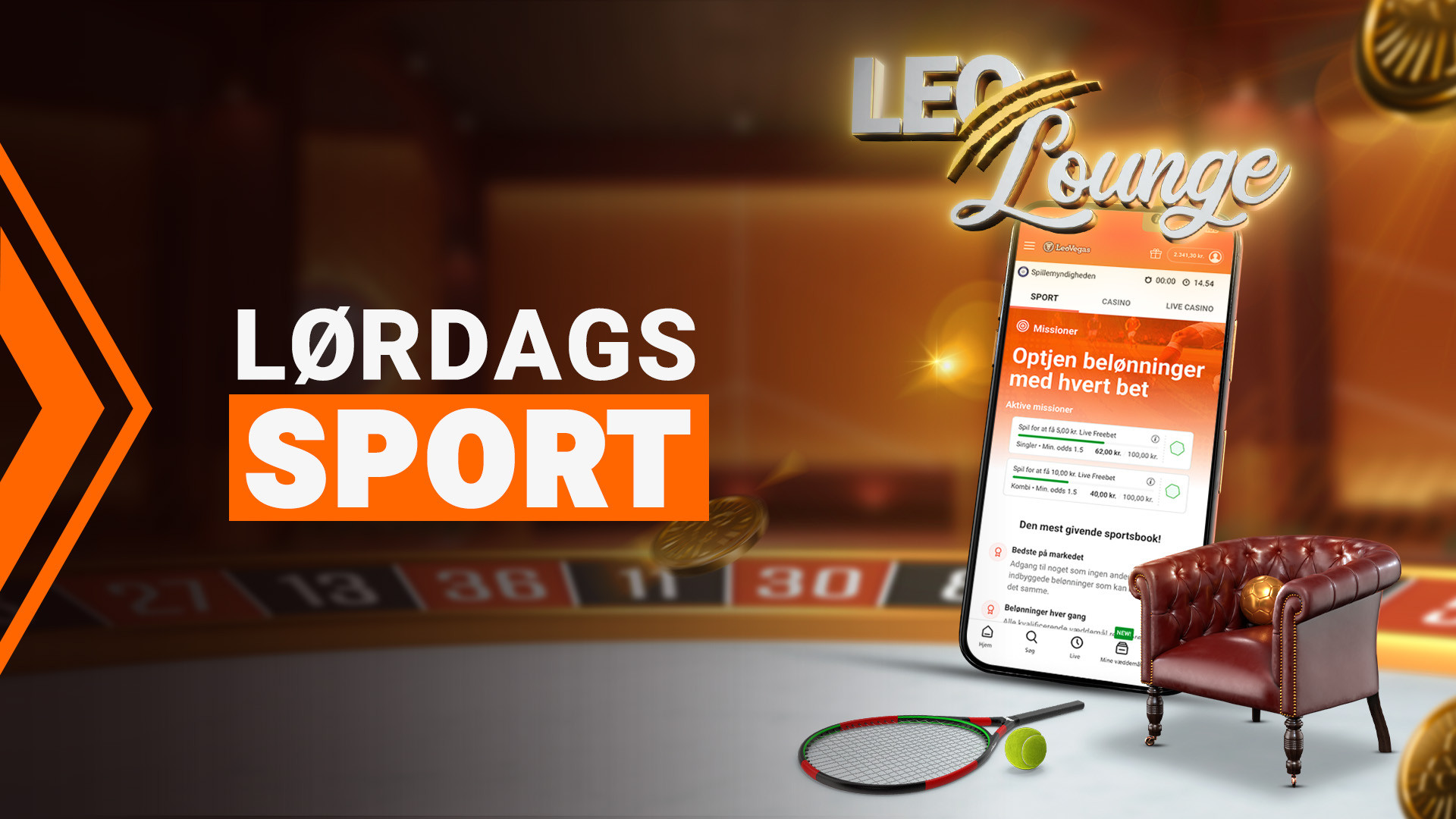 Lørdags Sport kampagne med en smartphone der viser Missioner og Live Freebet, ved siden af en lænestol.