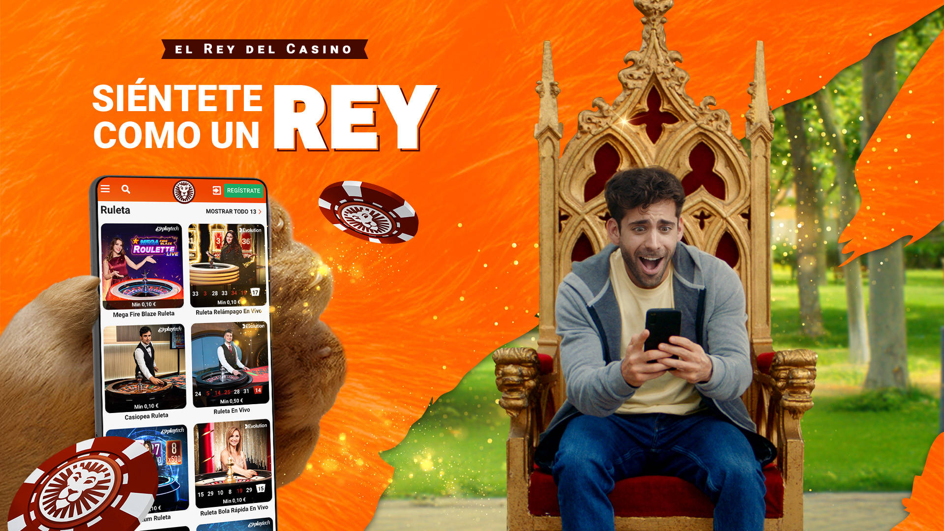 Hombre emocionado jugando a la Ruleta en su móvil sentado en un trono.