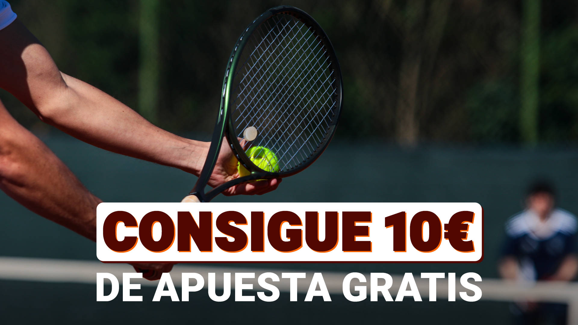 Tenista golpeando una pelota con una raqueta en una cancha de tenis de tierra batida.