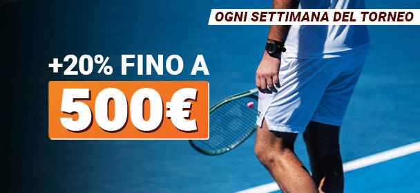 Primo piano di un tennista su un campo blu con il testo promozionale: Ogni settimana del torneo, +20% fino a 500€.