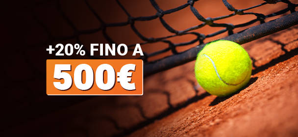 Una pallina da tennis gialla sulla terra rossa vicino alla rete, con una sovraimpressione grafica che indica un bonus del "+20% fino a 500€