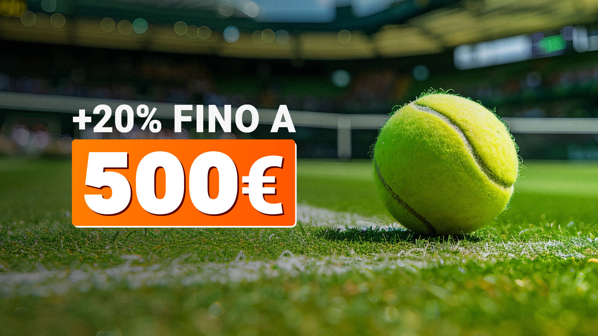 Inquadratura ravvicinata di una pallina da tennis posata sul prato verde vicino alle linee del campo. A sinistra è presente il riquadro arancione promozionale con il testo "+20% FINO A 500€".