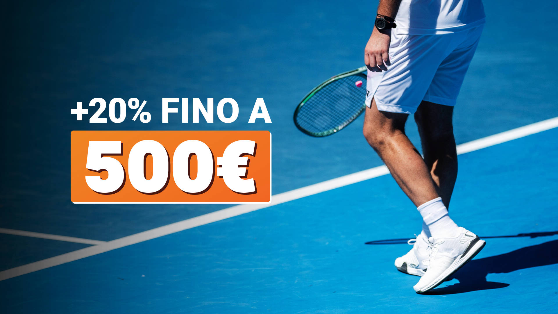 Un tennista vestito di bianco cammina su un campo sintetico blu tenendo la racchetta. A sinistra compare la grafica promozionale "+20% FINO A 500€"
