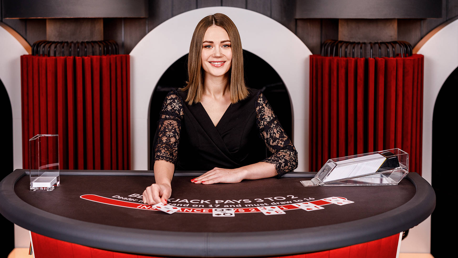 Live blackjack tafel met vrouwelijke croupier en speelkaarten.