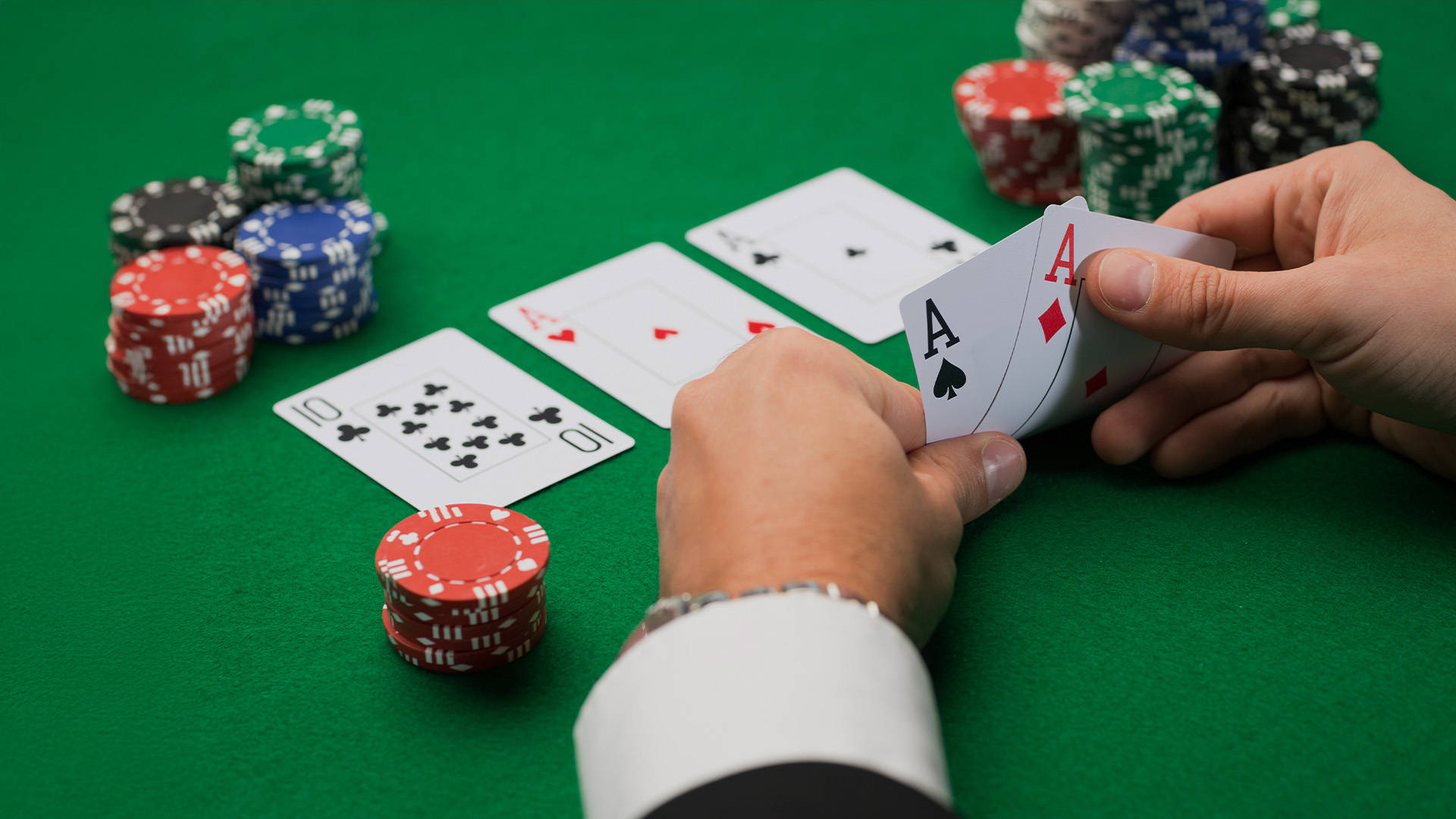 player peeking a hand with two ace cards