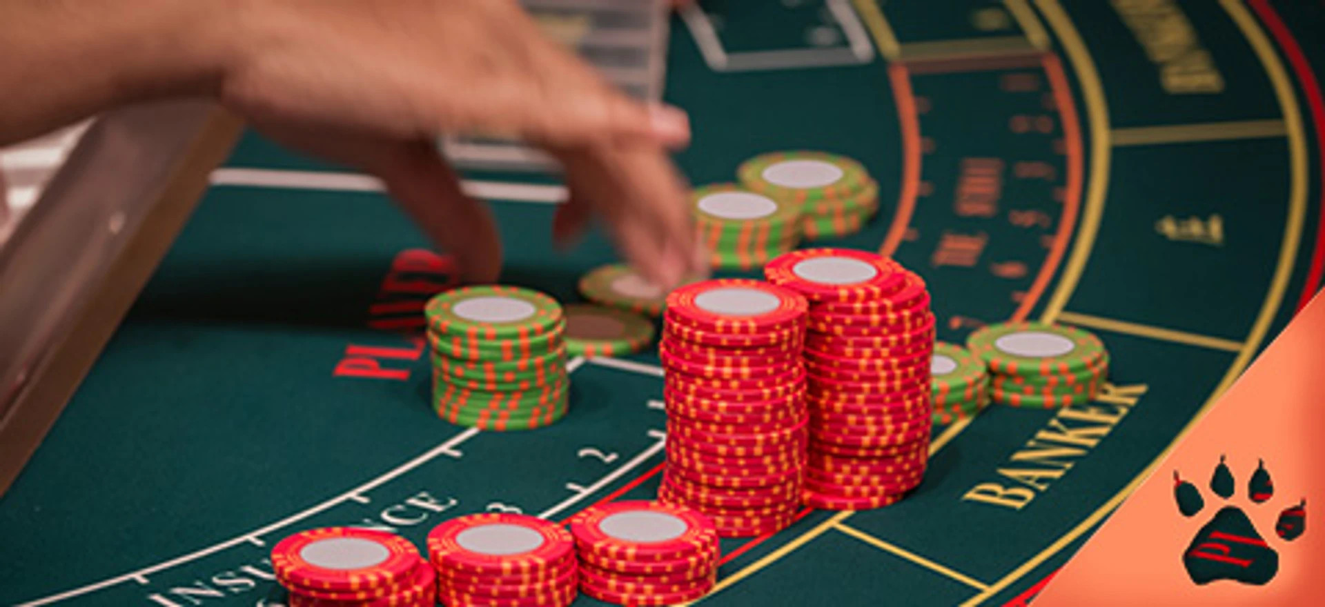 Spillebord til baccarat med jetoner placeret på Player, Banker og Tie felterne