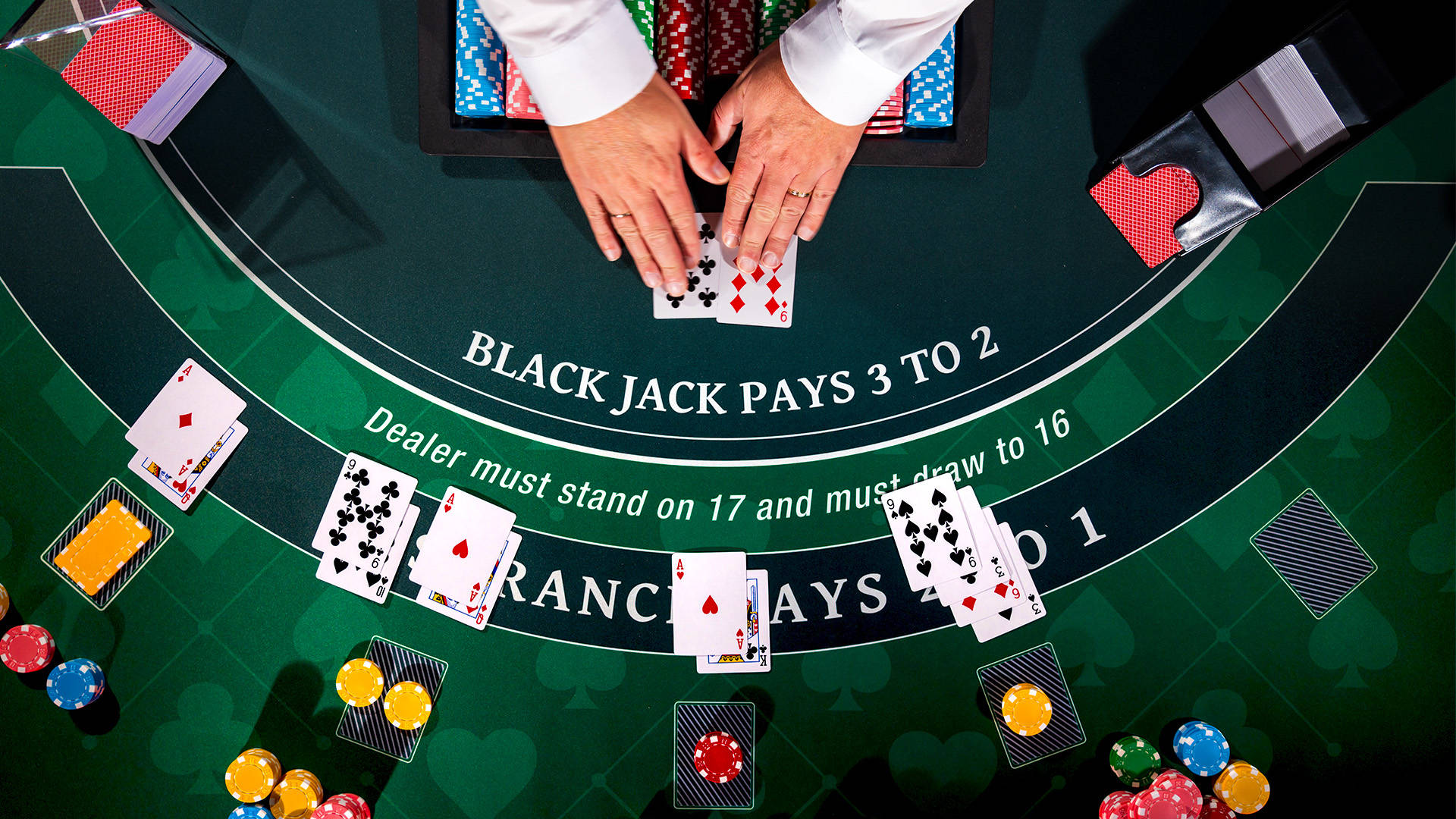 Blackjack bord med dealer, kort og chips set ovenfra