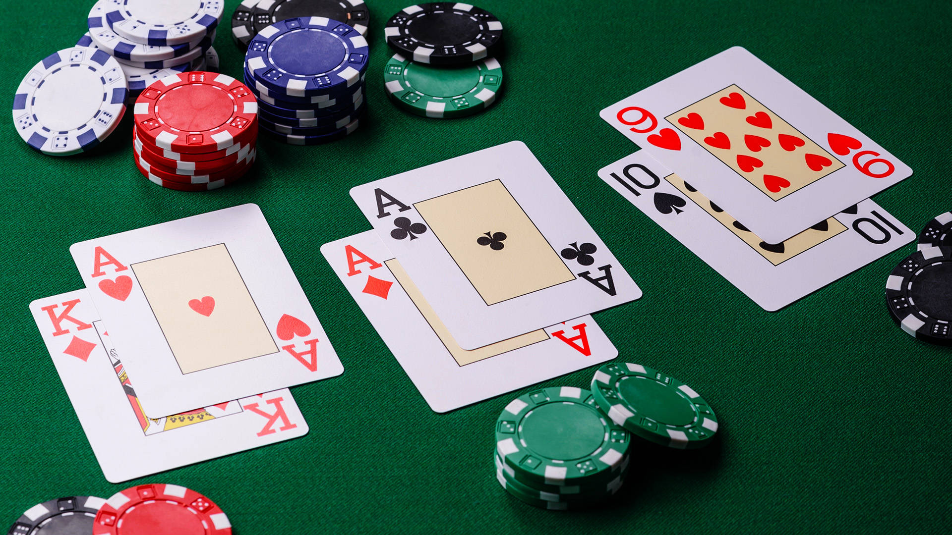 Blackjack kort og chips på grønt bord med flere hænder