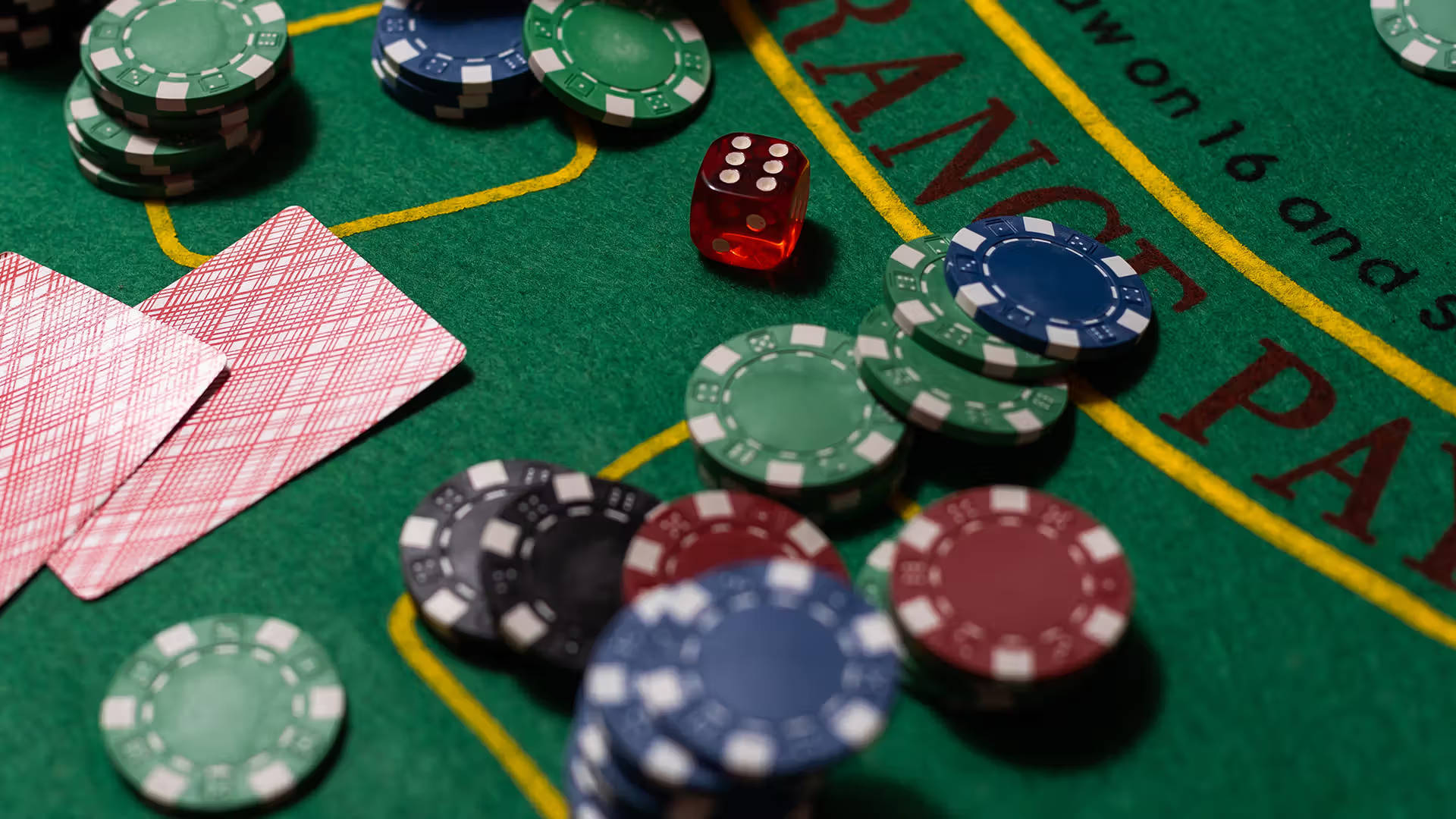Craps bord med terning, jetoner og kort på casino