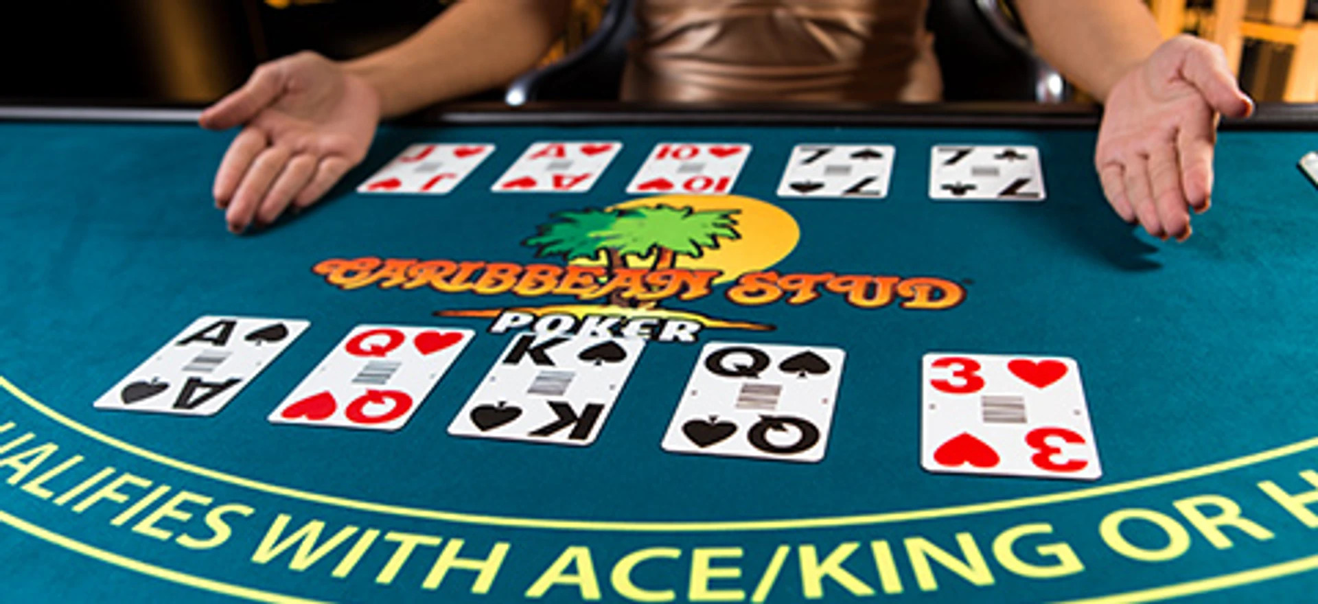 Caribbean Stud Poker-bord med kort og dealer i spil