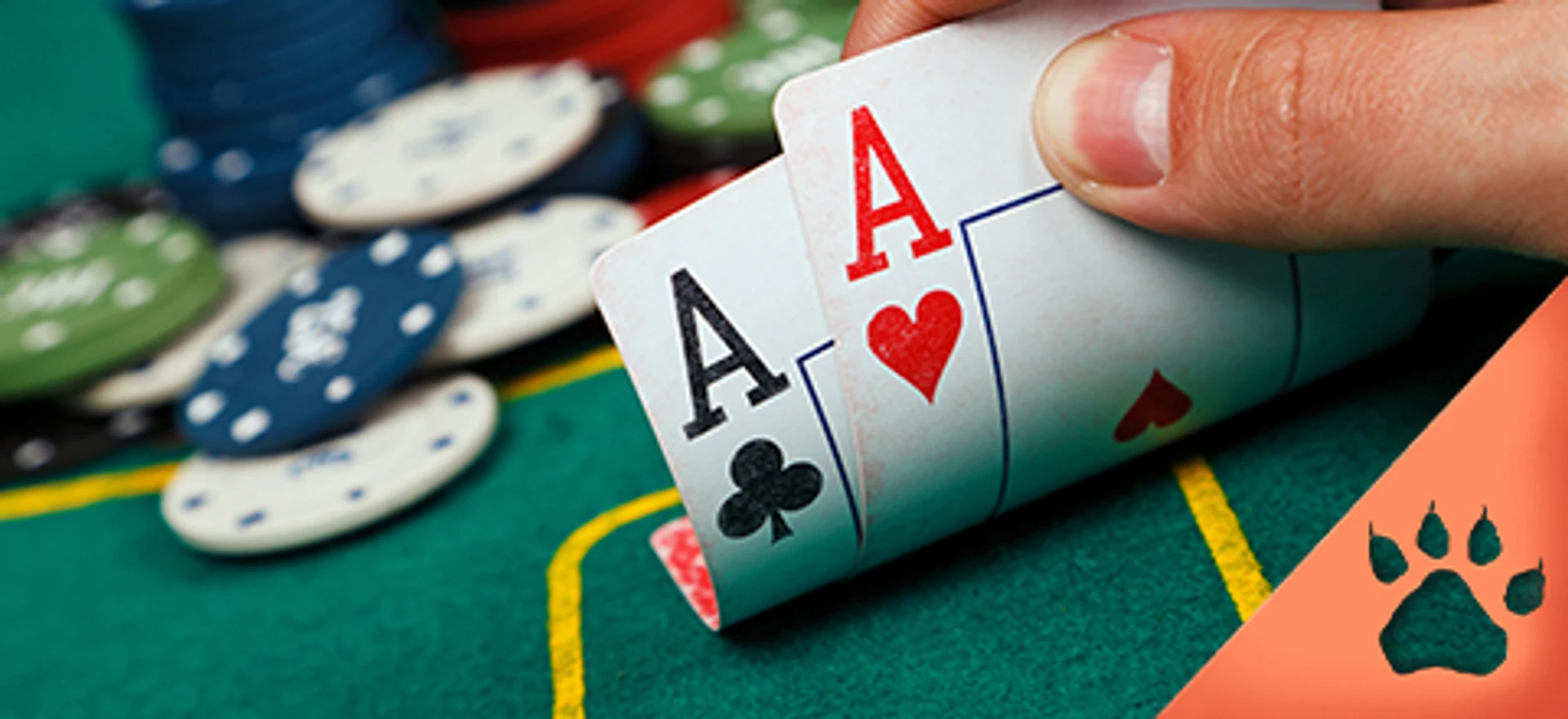 Poker hænder med to esser og pokerchips på bord