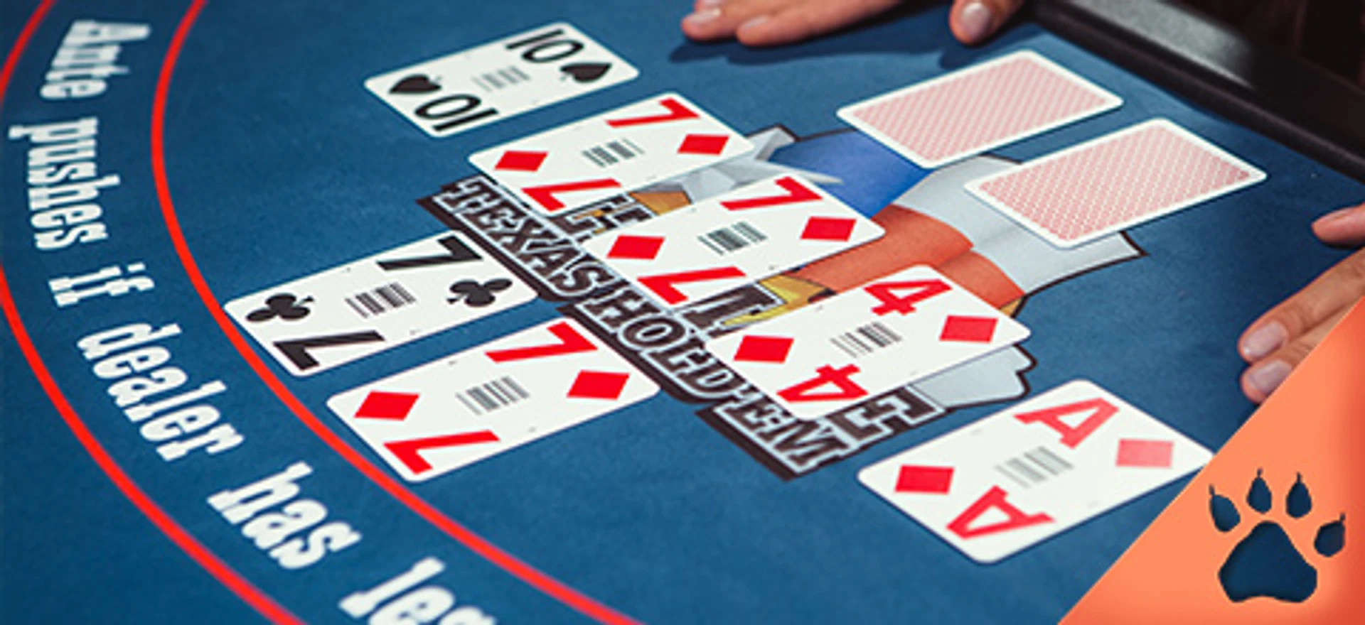 Texas Hold'em-bord med community-kort og spillerhænder under live casino-spil