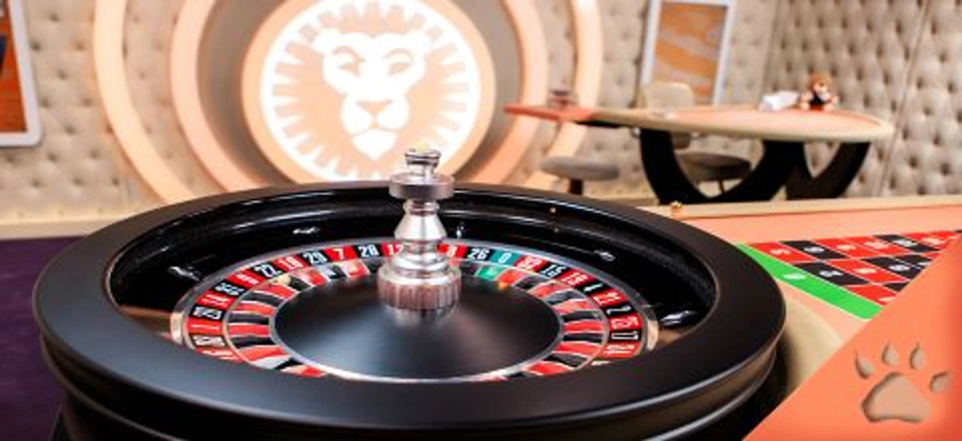 Roulettehjul i moderne casinostudie med LeoVegas-løve i baggrunden