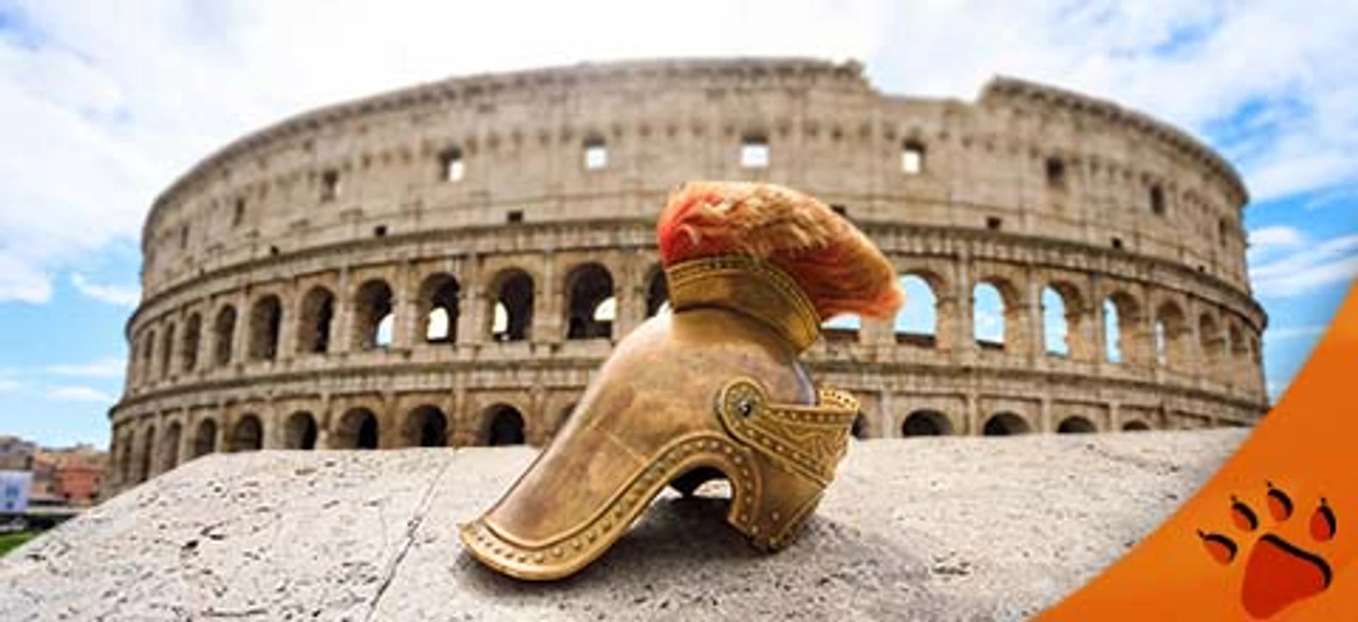 Romersk hjelm med rød fjerkam på stenmur foran Colosseum i Rom under blå himmel