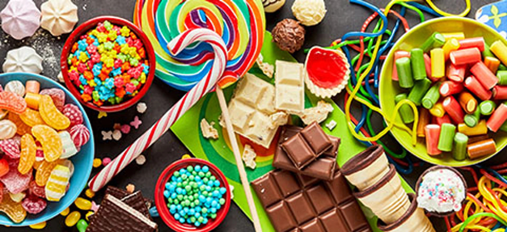 Farverigt udvalg af slik, chokolade og slikkepinde – inspiration til spilleautomater med sliktema