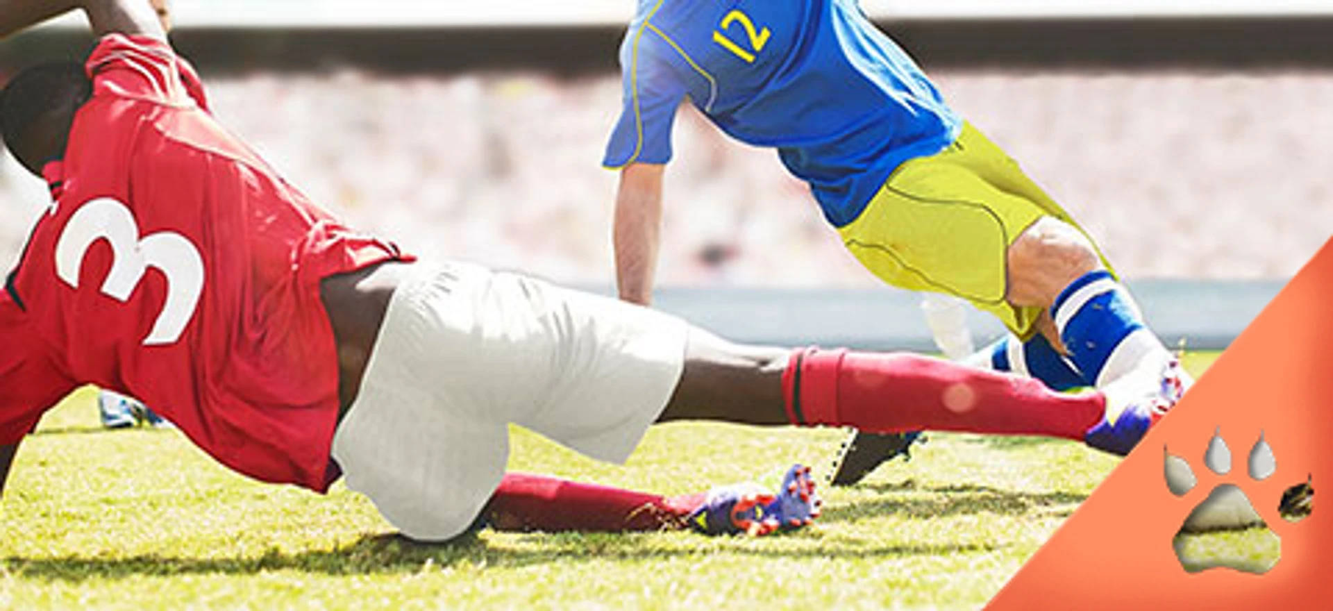 Fodboldspillere i aktion på banen.