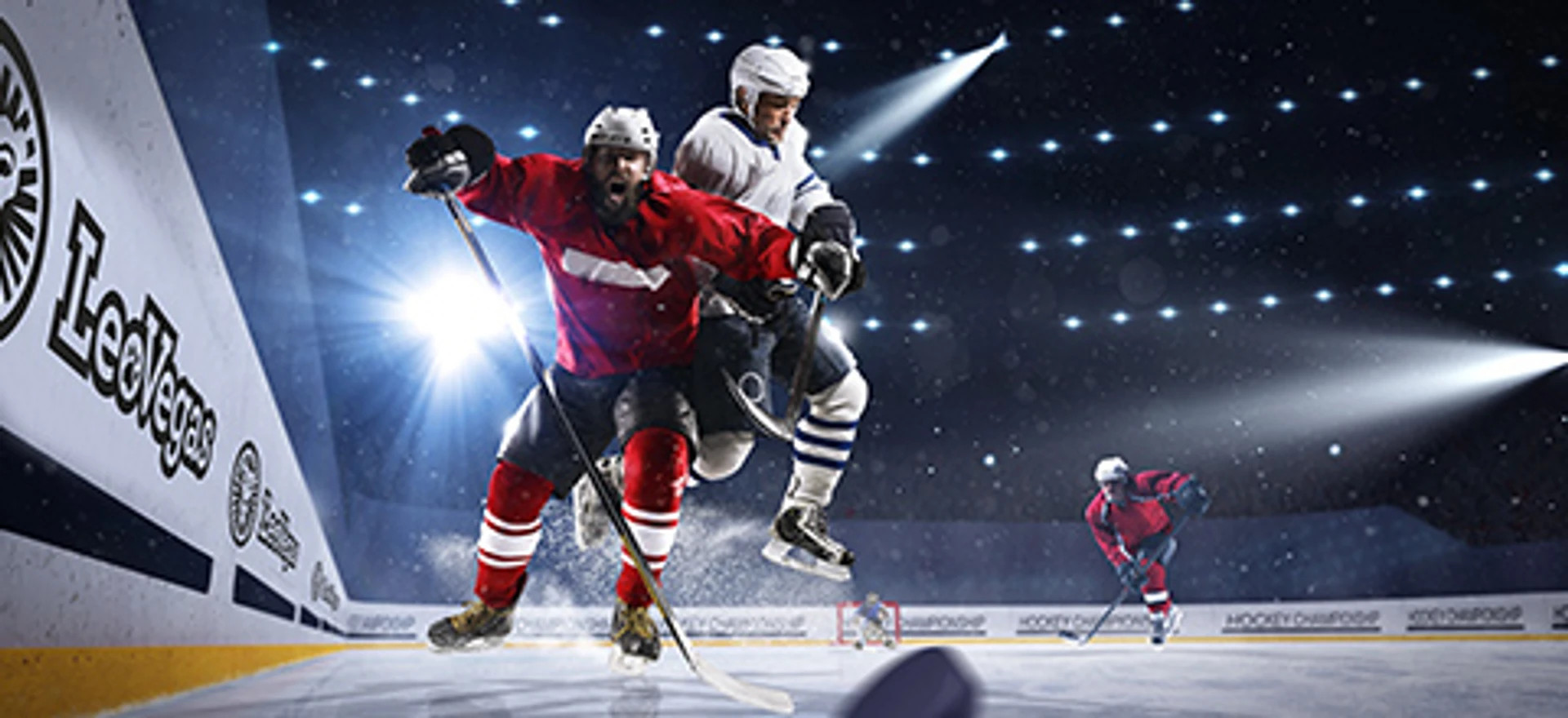 To ishockeyspillere i kamp foran LeoVegas-bander i oplyst arena med publikum