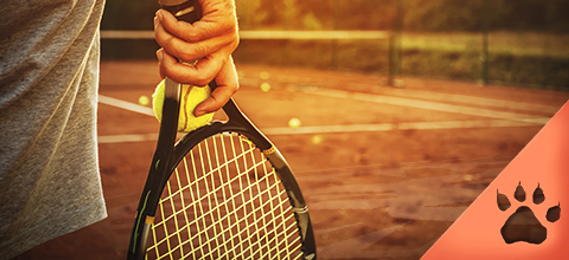 Tennisspiller med ketsjer og bold på en grusbane ved solnedgang