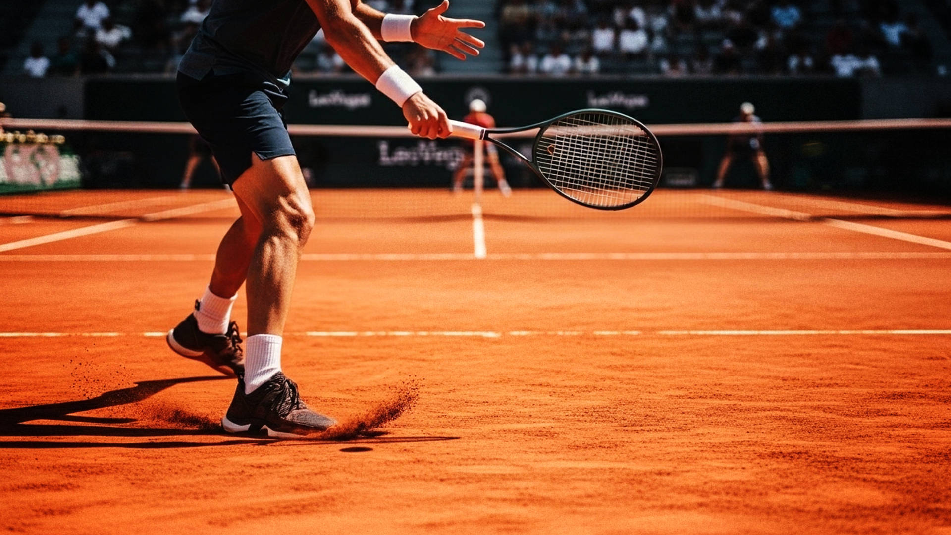 Tennisspiller slår bold på grusbane under kamp