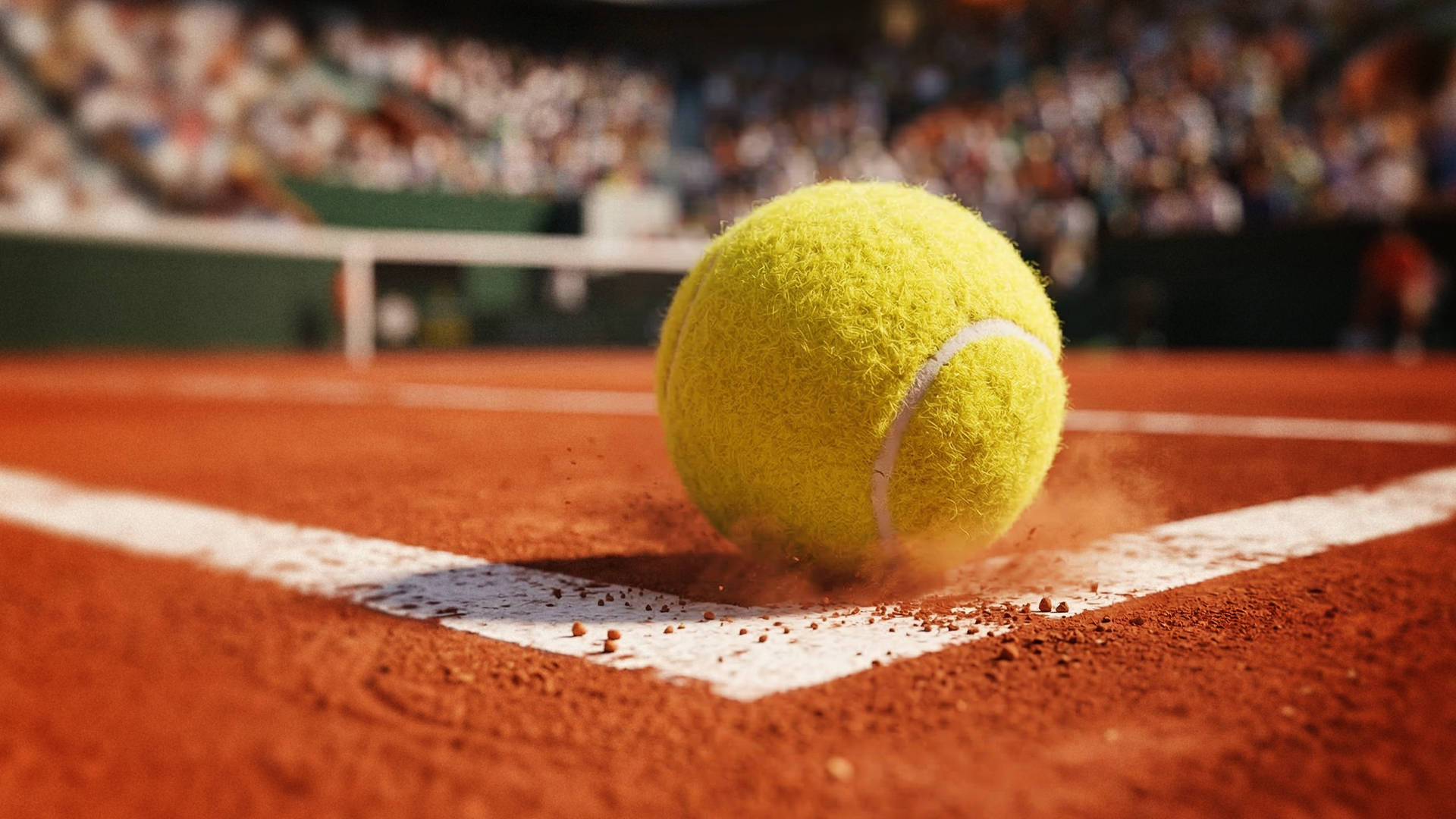 Tennisbold rammer linjen på grusbane under kamp