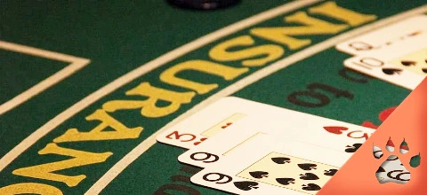 Blackjack-pöytä korttien ja panosten kanssa.