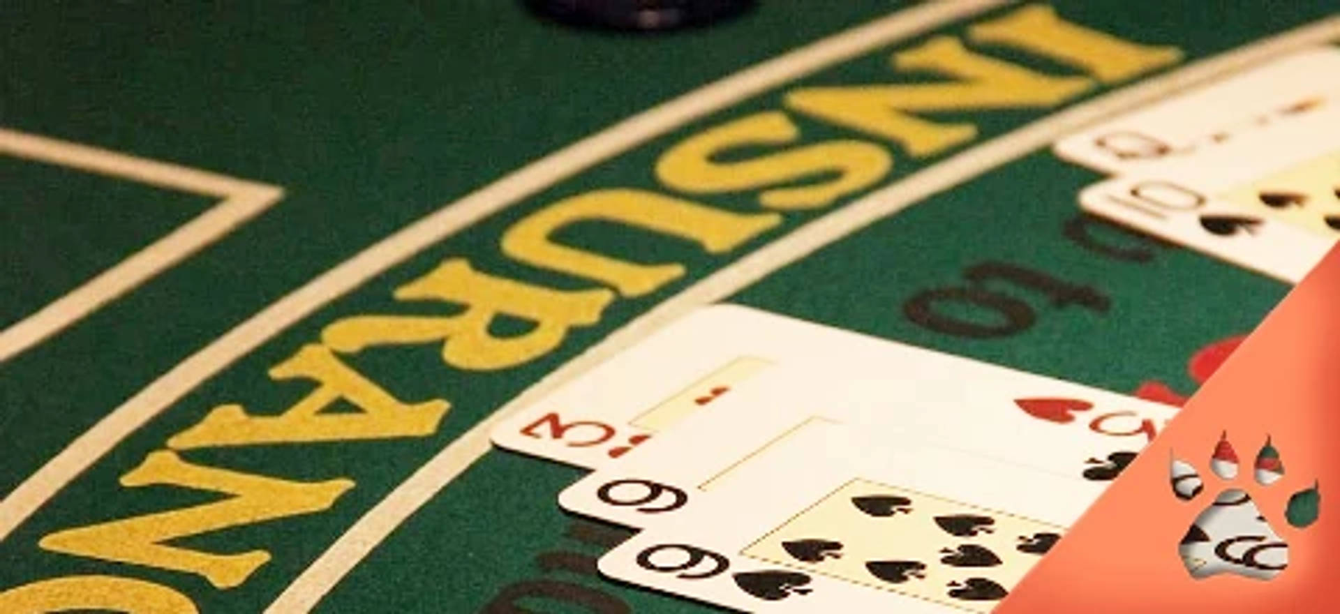 Blackjack-pöytä korttien ja panosten kanssa.