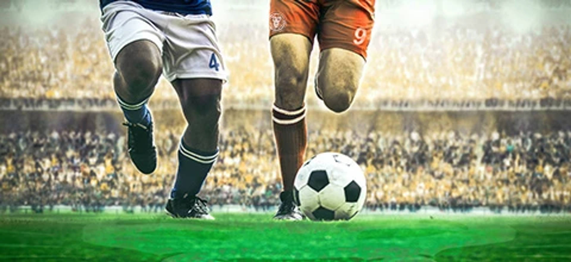 Kaksi jalkapalloilijaa juoksee pallon kanssa jalkapallokentällä