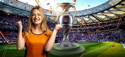 Jalkapallofani tuulettaa voittopokaalia jalkapallostadionilla