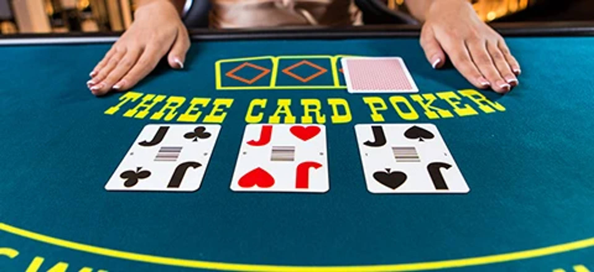 Kolmen kortin pokeripöytä, jossa on jakajan käsi ja kolme korttia kuvapuoli ylöspäin.