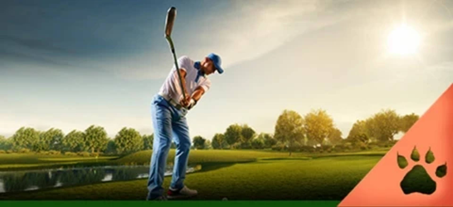 Mies pelaa golfia aurinkoisella kentällä.