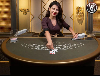 En blackjackdealer delar ut ett ess som andra kort till en spelare som redan har en knekt vilket ger Blackjack (21)