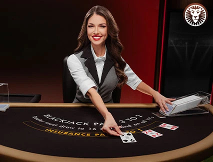 En kvinnlig blackjackdealer delar ut det första kortet till spelarna vid ett blackjackbord
