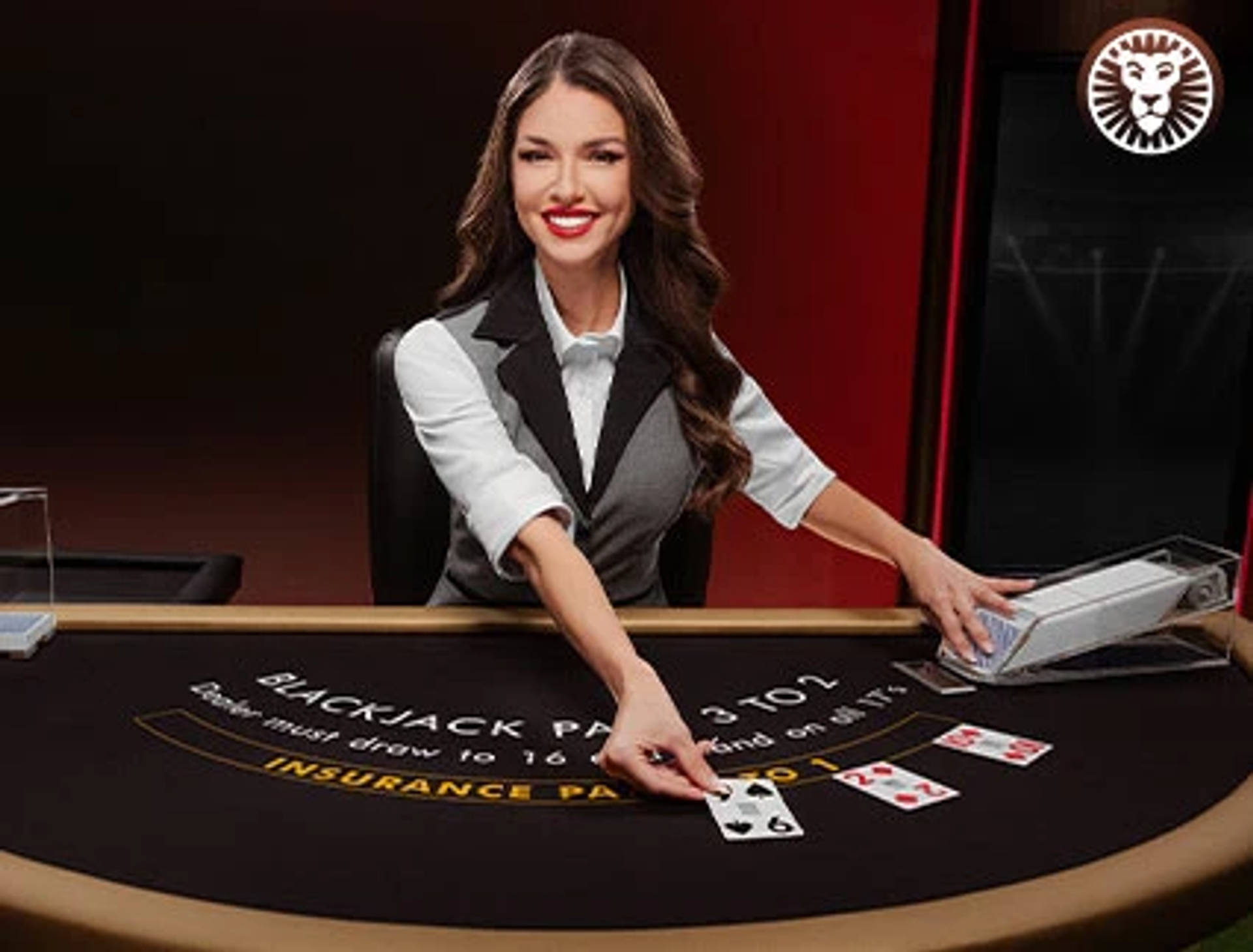 En kvinnlig blackjackdealer delar ut det första kortet till spelarna vid ett blackjackbord