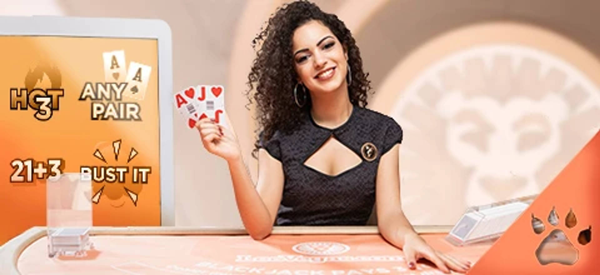 En blackjackdealer vid ett bord med Bust It-sidoinsatsen