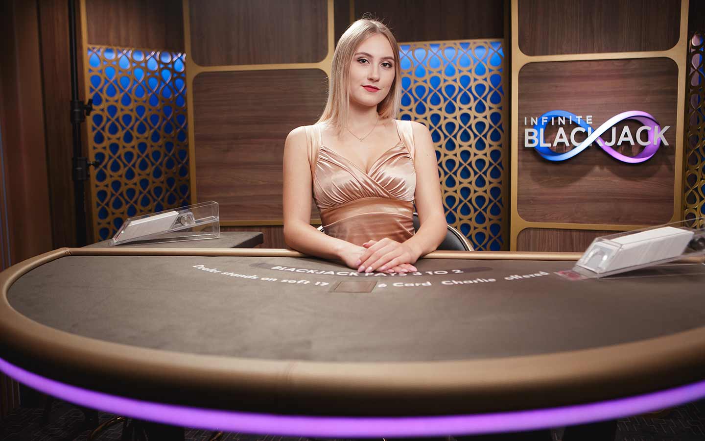 Live blackjack dealer i casino studio där spelare spelar blackjack online med riktiga dealers